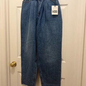 Relaxed Fit Women’s Barrel Leg Jeans in Medium Blue